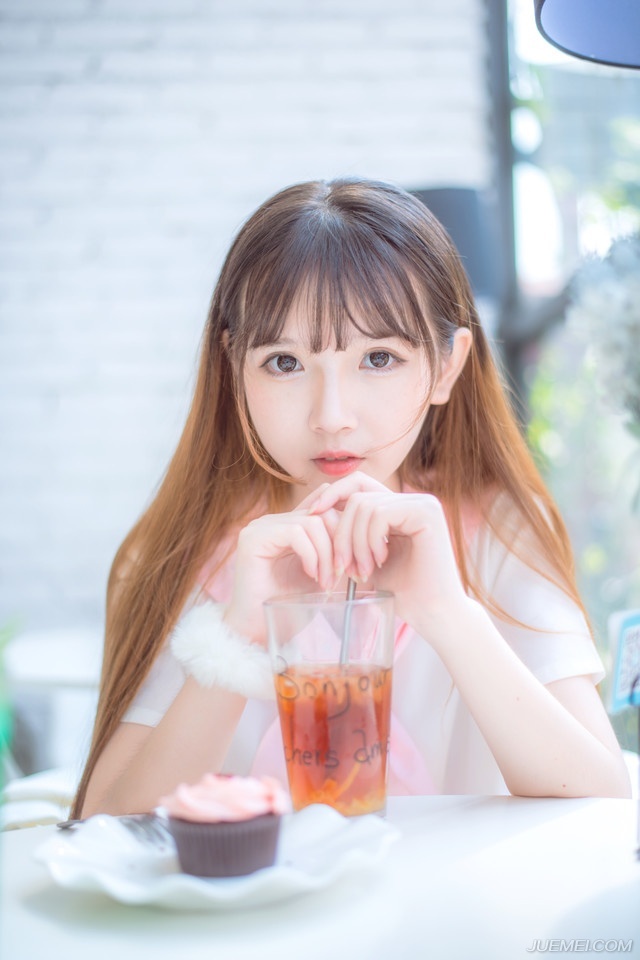 “军师，那诸葛亮如今正在猛攻江州，我等当速速派出援兵，以解江州之厄。”邓贤皱眉看向庞统道：“若能说降张任将军，由其说服一些关卡守将，则我军兵马可以直抵江州。”